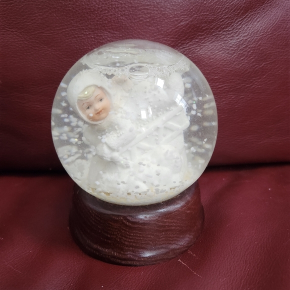 Mann Other - Mann Snow Globe with Baby Figurine